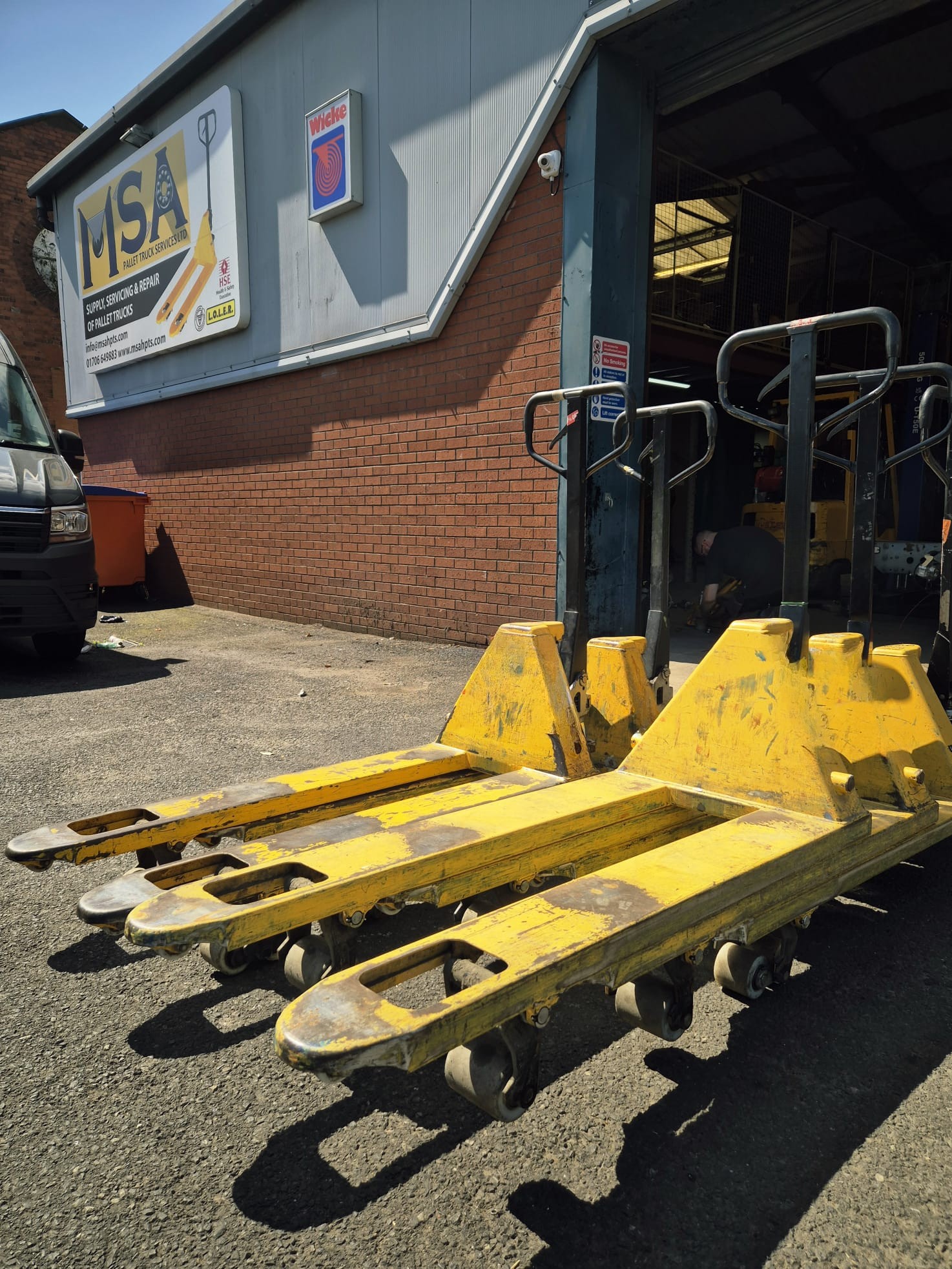 Used & Serviced Hand Pallet Truck - 2500kg - 540 x 1150mm - 85mm - Image 2